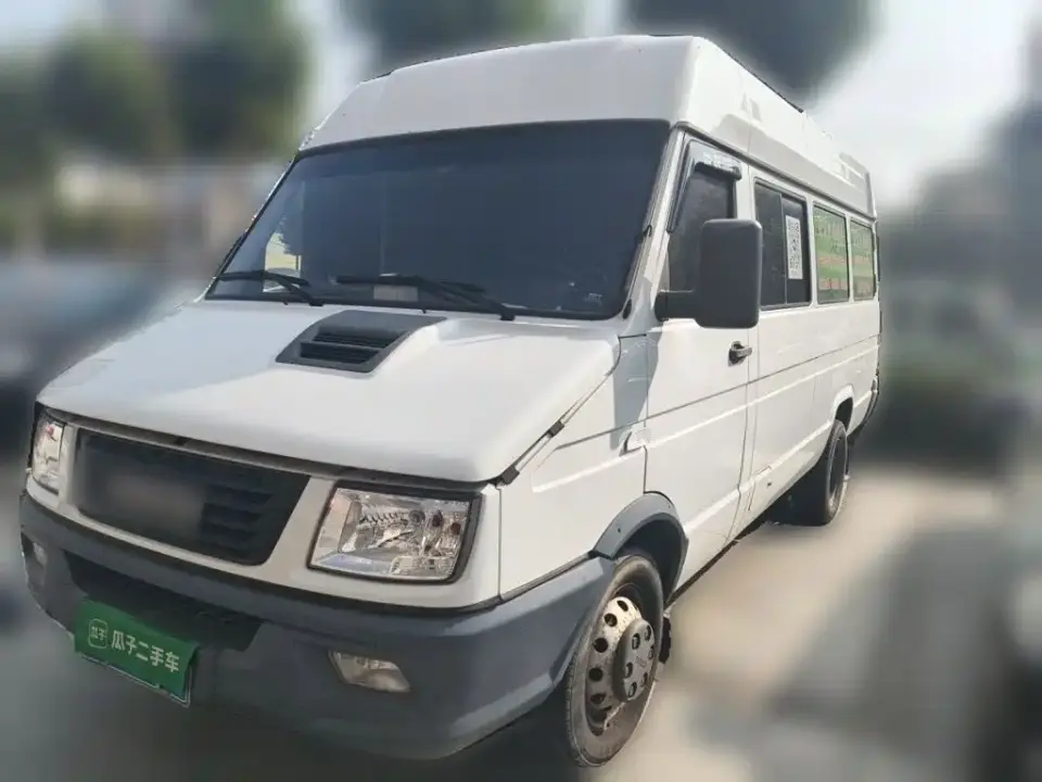 Iveco Daily 2.5T A40 Bus Dual Tire Medium Roof 5-9 Seater China VI 2021