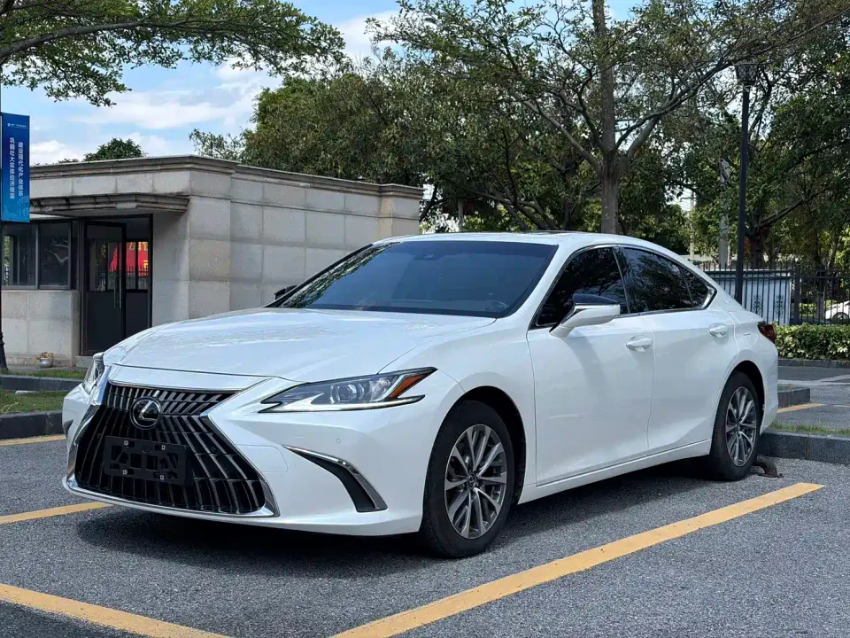 Lexus ES 200 Excellence Edition 2023