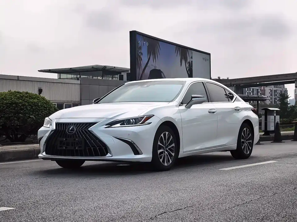 Lexus ES 300h Ultimate Edition 2024