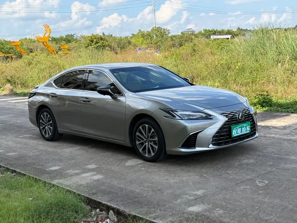 Lexus ES 300h Ultimate Edition 2025