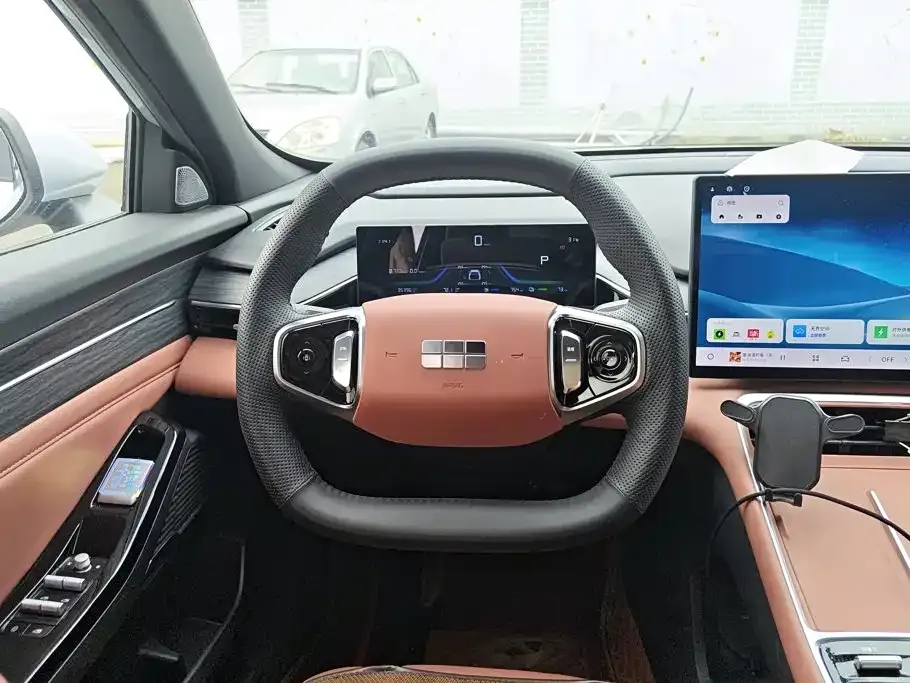 Geely Galaxy Galaxy L6 EM-i 140km Voyage Edition 2025 — фото 15