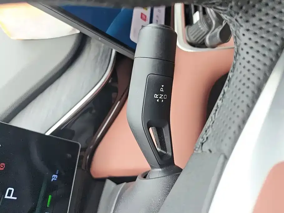 Geely Galaxy Galaxy L6 EM-i 140km Voyage Edition 2025 — фото 16