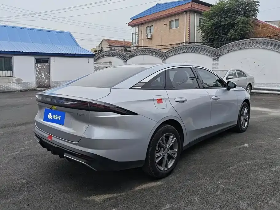 Geely Galaxy Galaxy L6 EM-i 140km Voyage Edition 2025 — фото 3