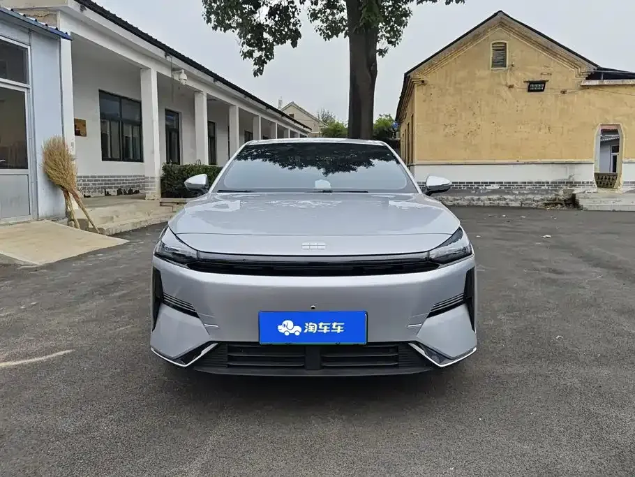 Geely Galaxy Galaxy L6 EM-i 140km Voyage Edition 2025 — фото 2