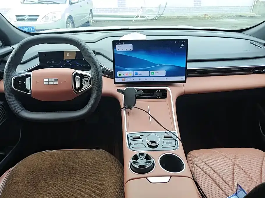 Geely Galaxy Galaxy L6 EM-i 140km Voyage Edition 2025 — фото 12