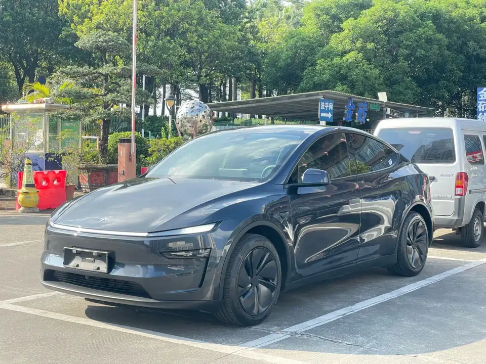 Tesla Model Y Rear-Wheel Drive 2025