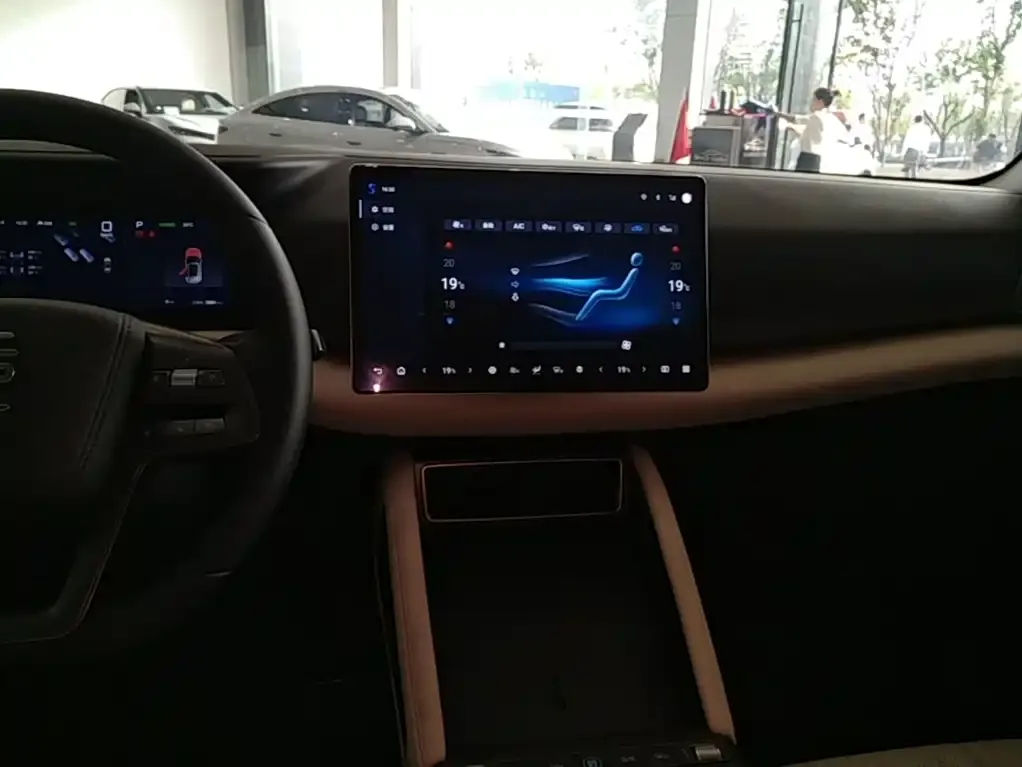 BYD Yuan UP Smart Drive Edition 401KM Vitality Version 2026 — фото 9