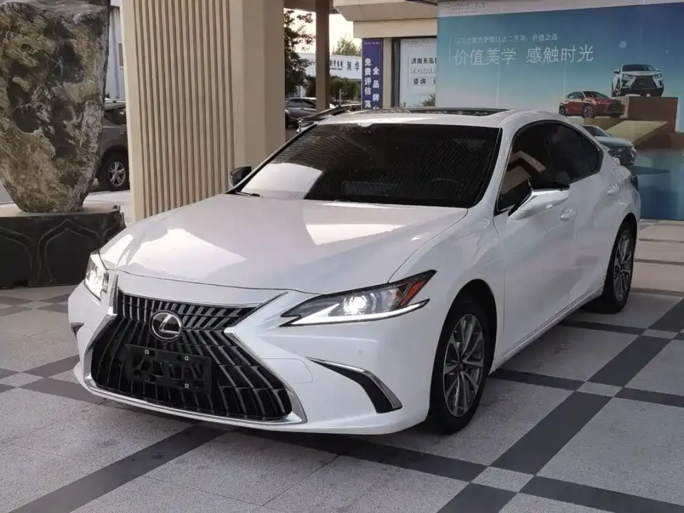 Lexus ES 300h Excellence Edition 2024