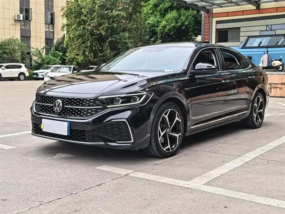 Volkswagen Passat 330TSI Starlight Luxury Edition 2022