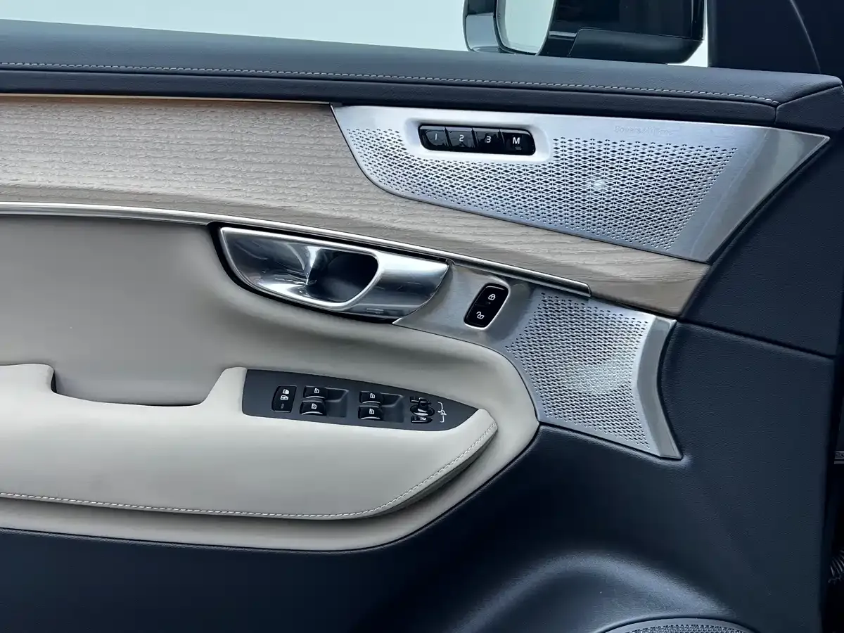 Volvo XC90 Plug-in Hybrid Facelift T8 Smart Premium Luxury 7-seater 2025 — фото 18