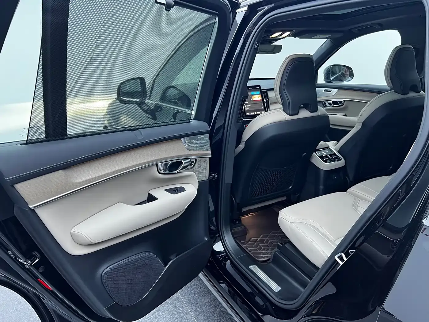 Volvo XC90 Plug-in Hybrid Facelift T8 Smart Premium Luxury 7-seater 2025 — фото 14