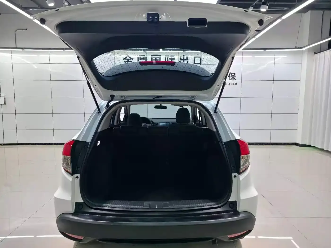 Honda Vezel 1.5L CVT Elite Smart Edition 2022 — фото 17