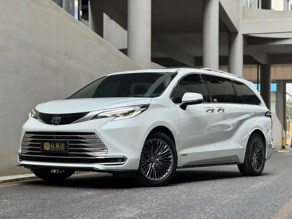 Toyota Sienna 2.5L Hybrid Platinum Edition 2023