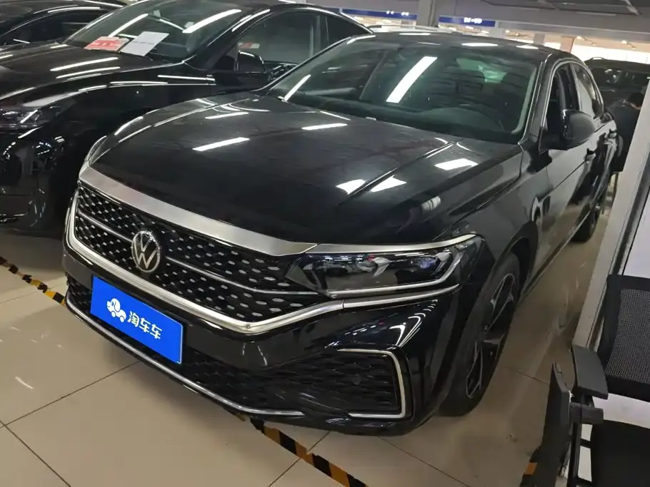 Volkswagen Passat Outstanding 330TSI Starlight Elite Edition 2024