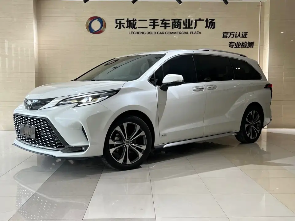 Toyota Granvia 2.5L Hybrid Premium PLUS 2025