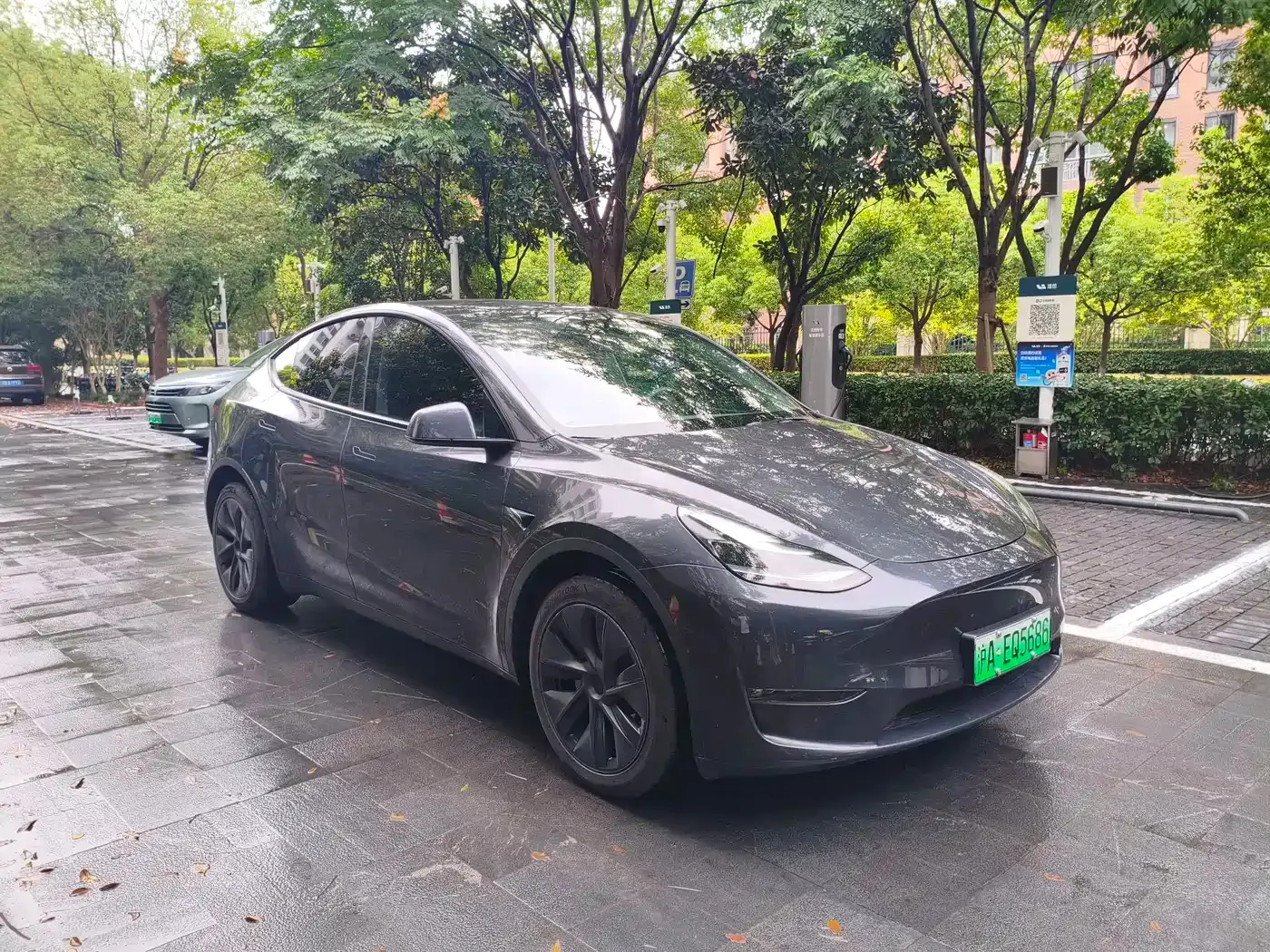 Tesla Model Y Long Range AWD 2024 — фото 3