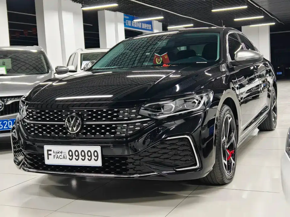 Volkswagen Passat 330TSI Starlight Luxury Edition 2023