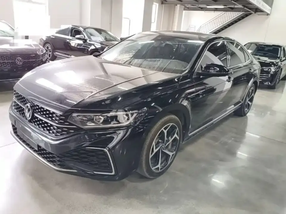 Volkswagen Passat Facelift 330TSI Starlight Luxury Edition 2023
