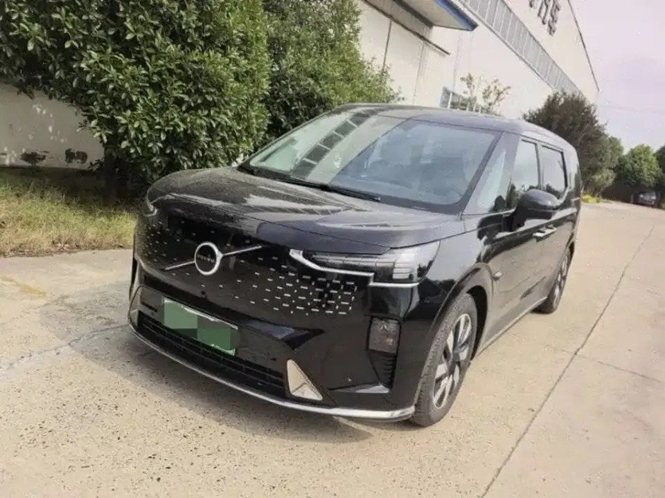 Volvo EM90 Ultra Six-Seater 2024