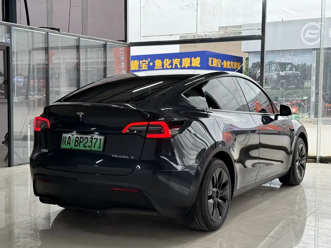 Tesla Model Y Rear-Wheel Drive Version 2024 — фото 15