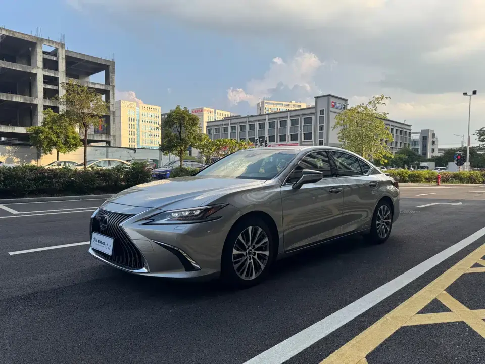 Lexus ES 300h Ultimate Edition 2020