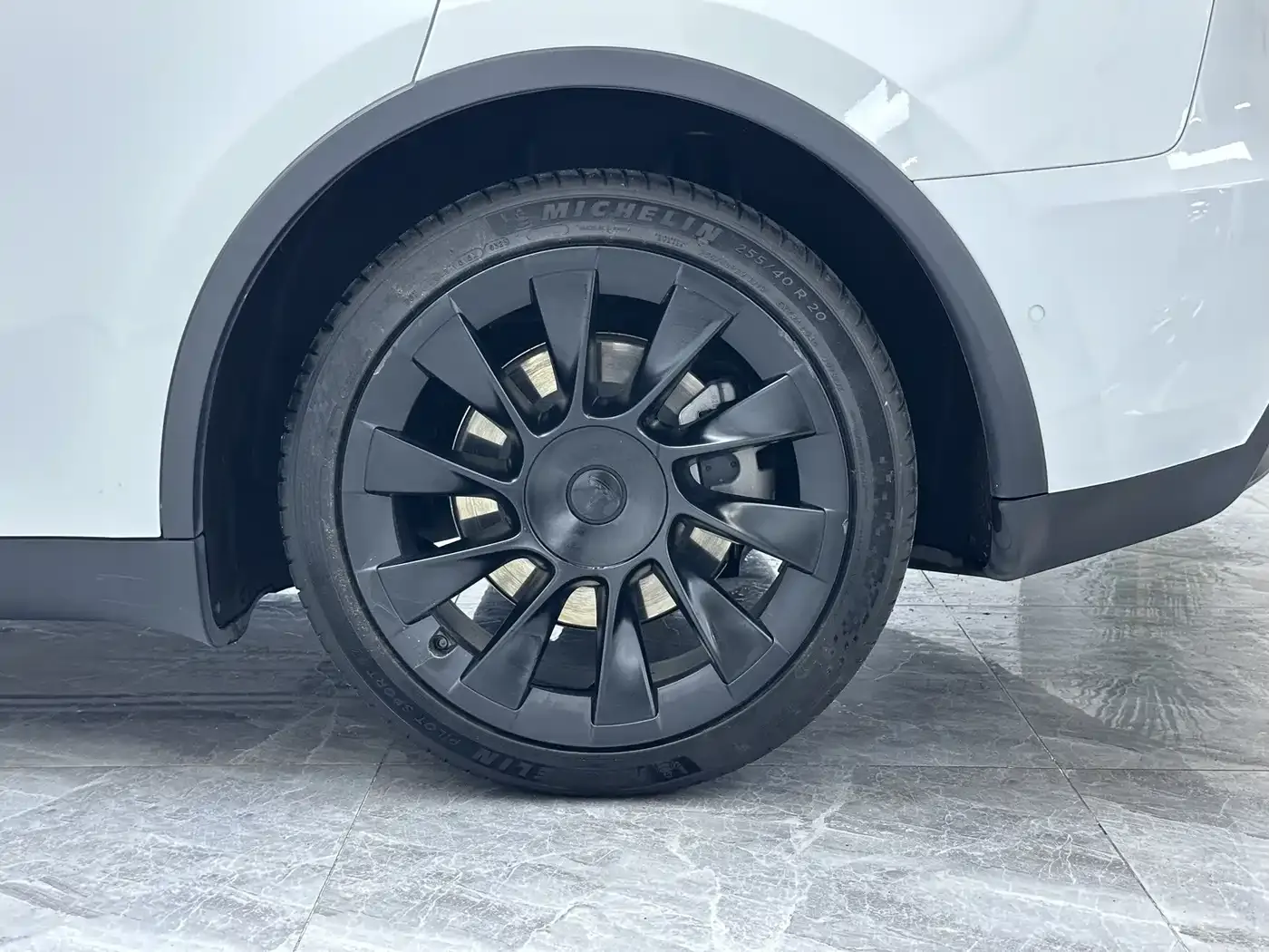Tesla Model Y Long Range All-Wheel Drive Edition 2024 — фото 12