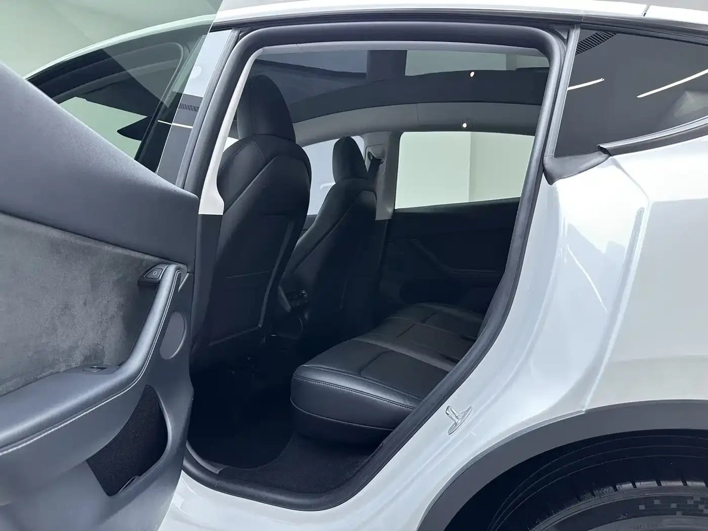 Tesla Model Y Long Range All-Wheel Drive Edition 2024 — фото 16