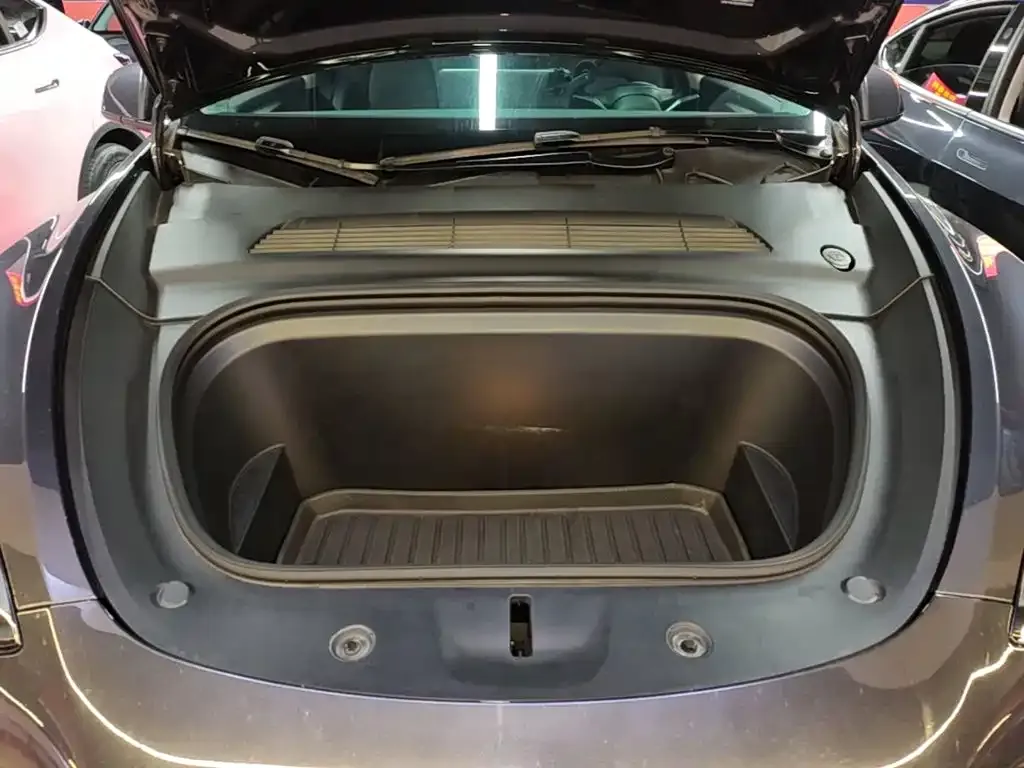 Tesla Model Y Long Range AWD 2024 — фото 20
