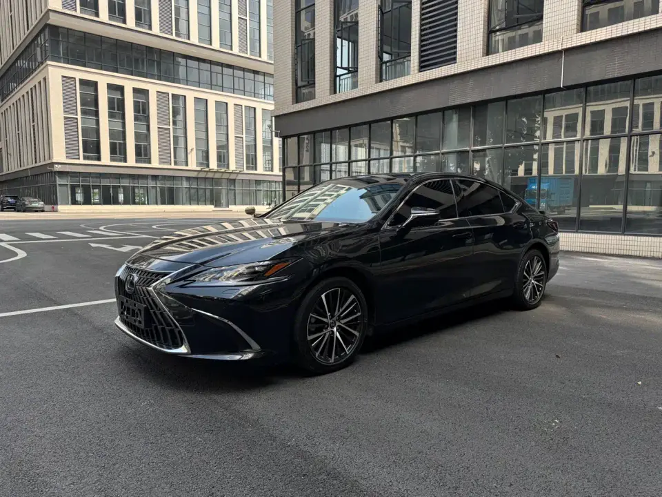 Lexus ES 300h Ultimate Edition 2024