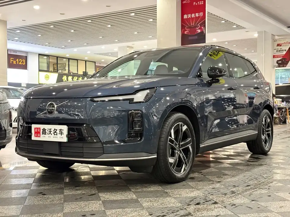 Volvo XC70 Plug-in Hybrid Standard 2025