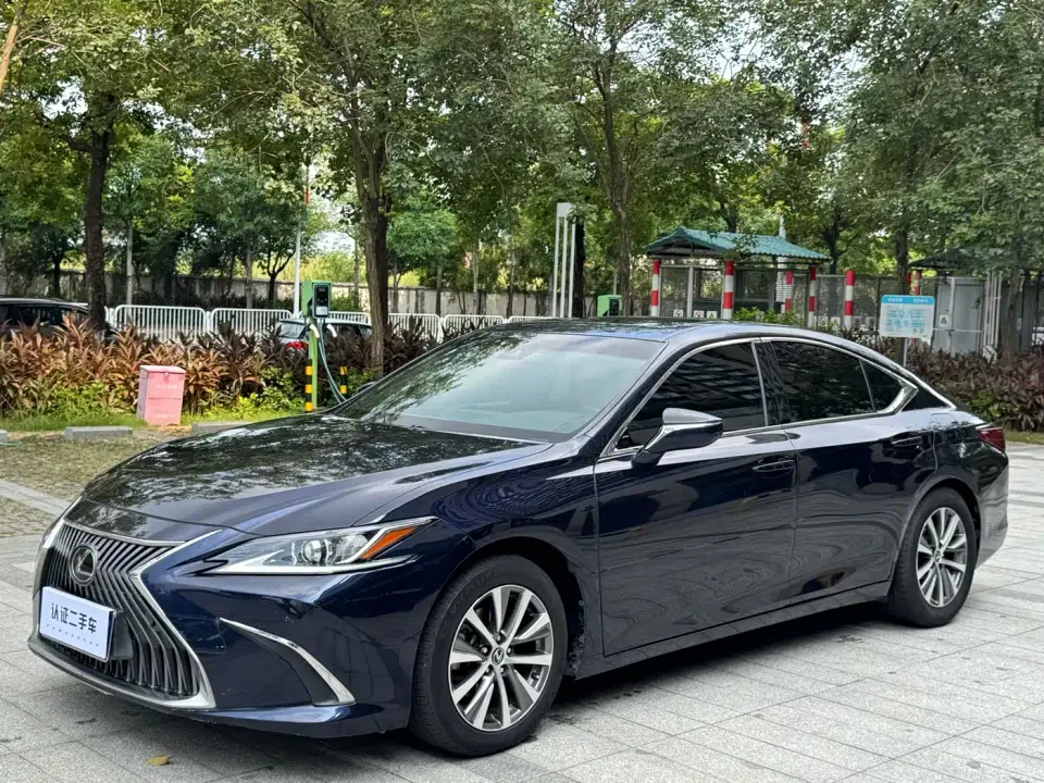 Lexus ES 200 Luxury Edition 2021