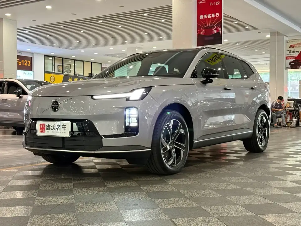 Volvo XC70 Plug-in Hybrid Standard 2025