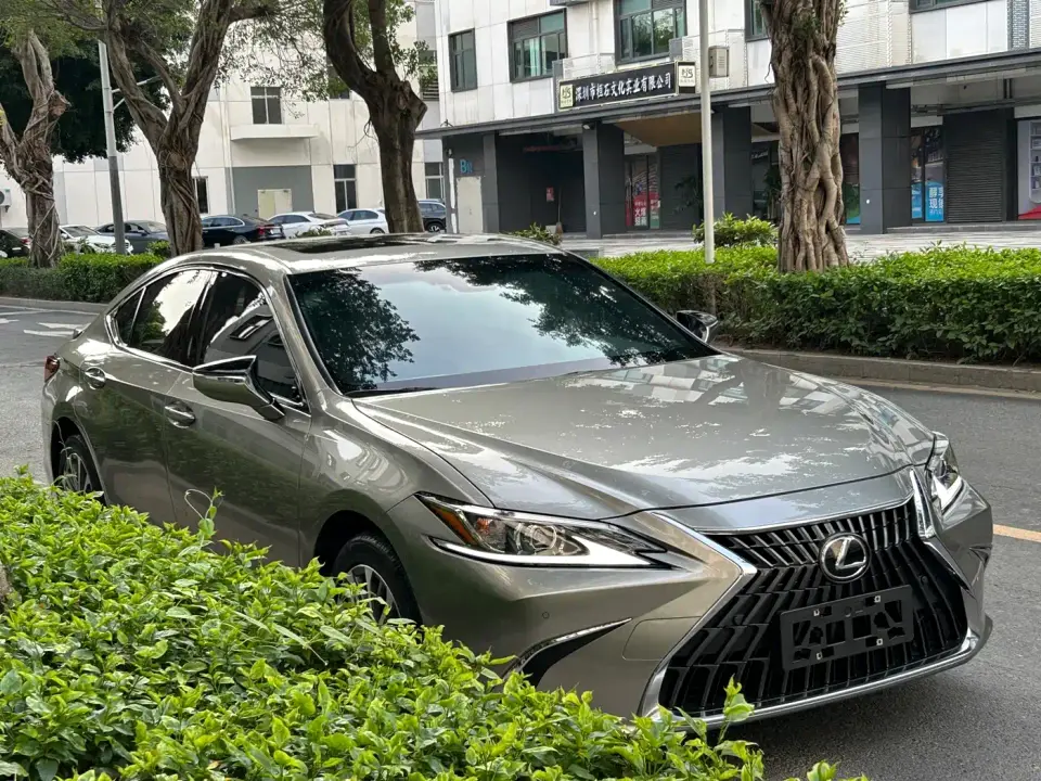 Lexus ES 300h Excellence Edition 2023