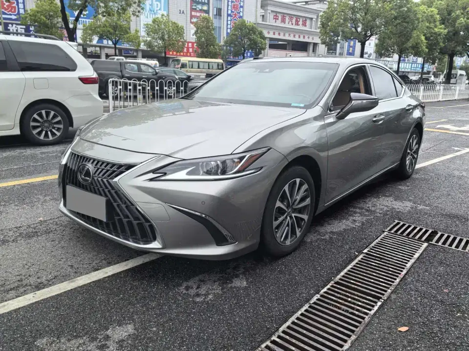Lexus ES 300h Excellence Edition 2024