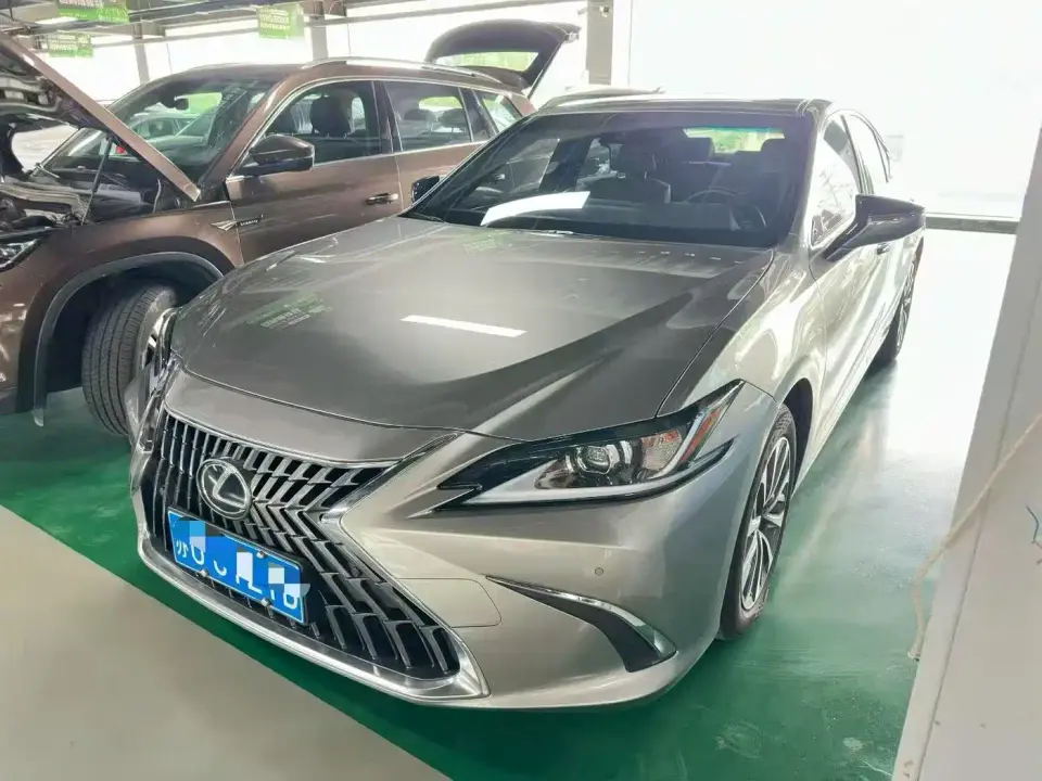 Lexus ES 200 Excellence Edition 2024