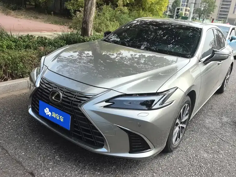Lexus ES 200 Ultimate Edition 2025