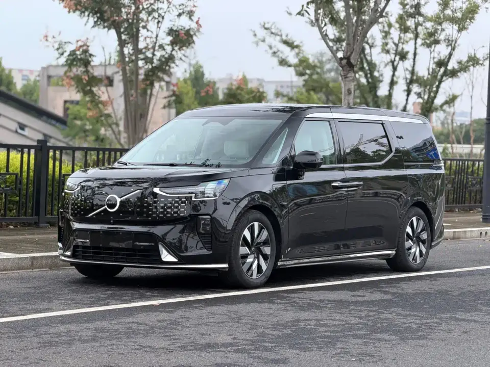 Volvo EM90 Ultra Six-Seater 2024