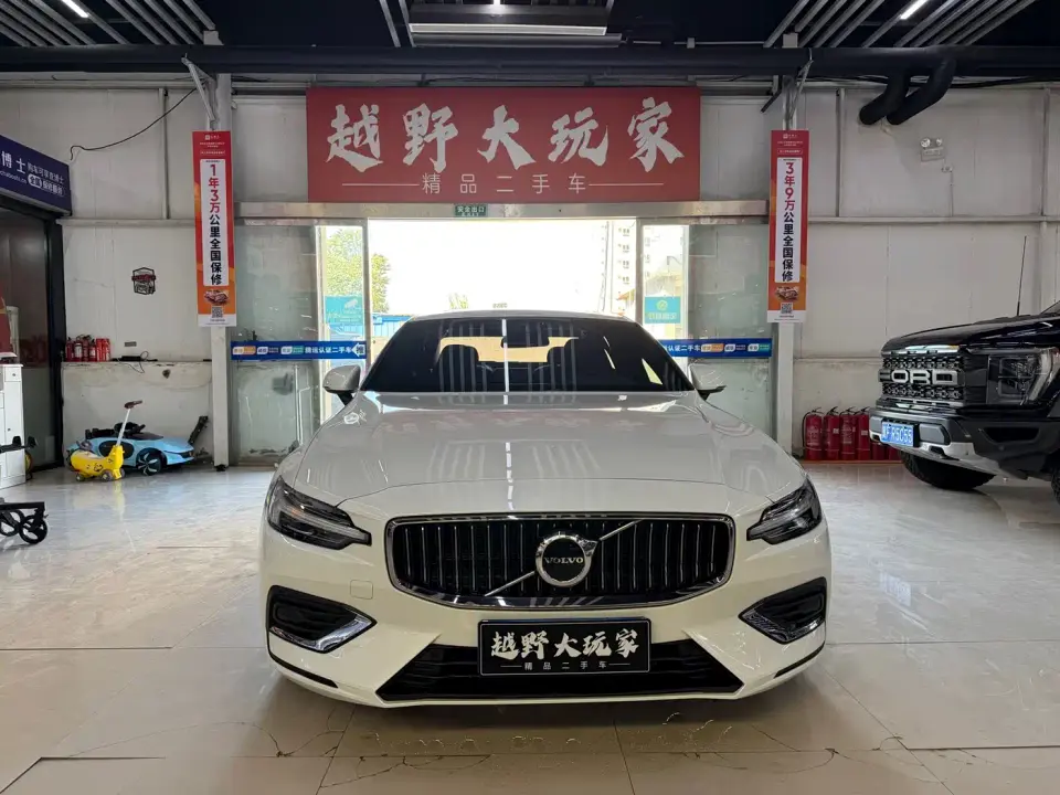 Volvo S60 B4 Smart Luxury Edition 2025