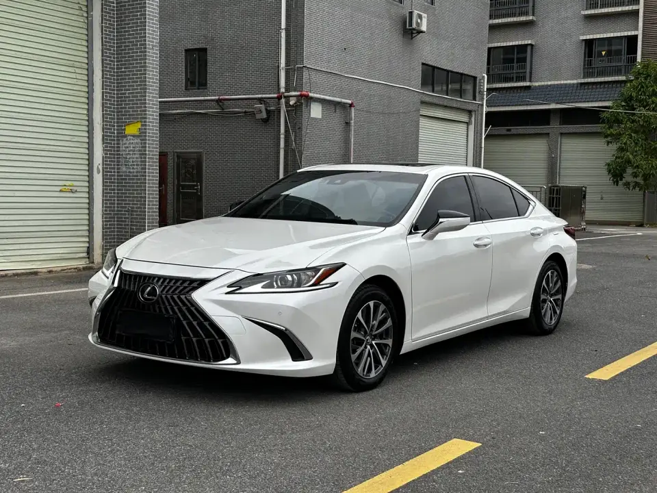 Lexus ES 300h Excellence Edition 2024