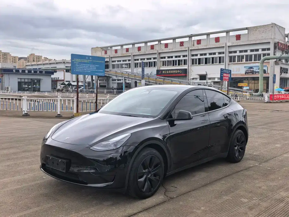 Tesla Model Y Rear-Wheel Drive Version 2024
