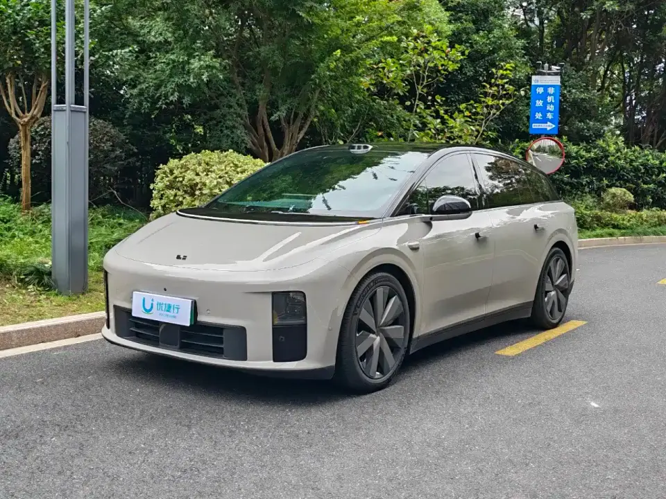 Li Auto i6 4WD Base Model 2025