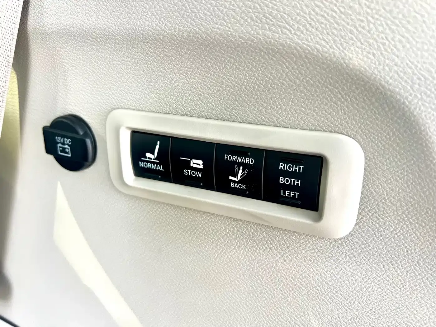Chrysler Grand Voyager (Import) 3.6L Premium Edition 2019 — фото 22