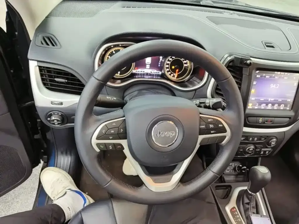 Jeep Cherokee 2.0L 2WD Classic Sport Edition 2020 — фото 11