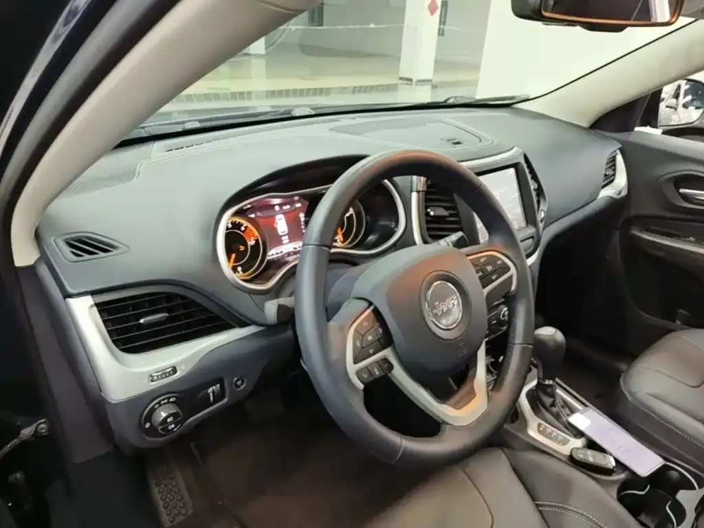 Jeep Cherokee 2.0L 2WD Classic Sport Edition 2020 — фото 10