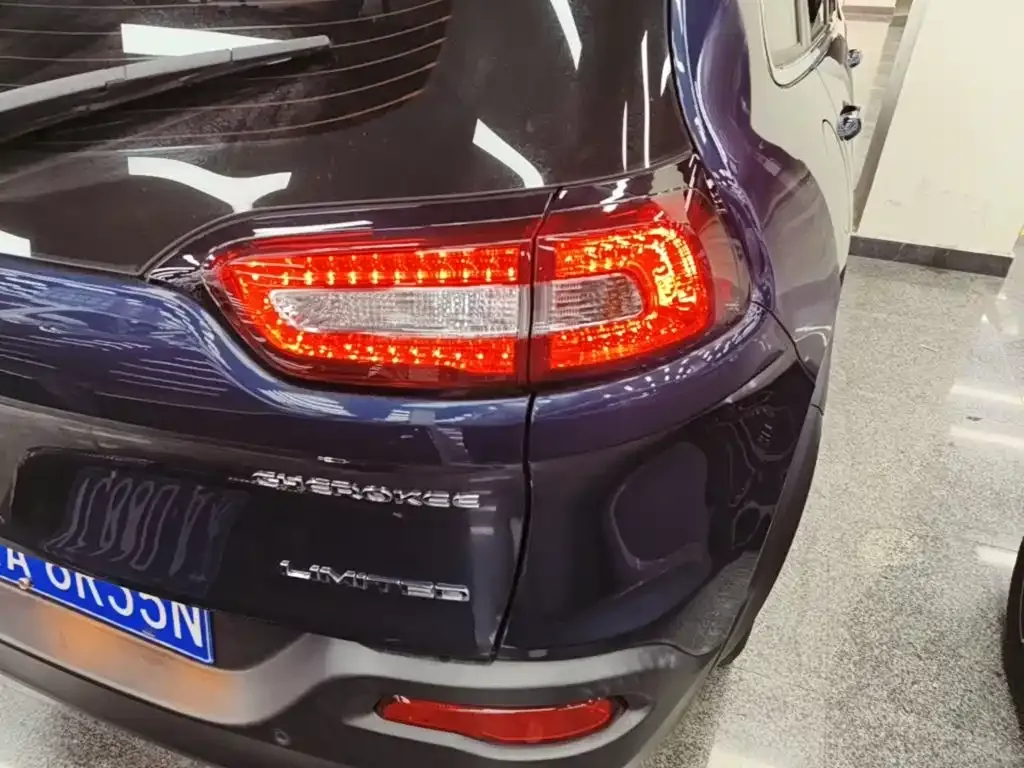 Jeep Cherokee 2.0L 2WD Classic Sport Edition 2020 — фото 8