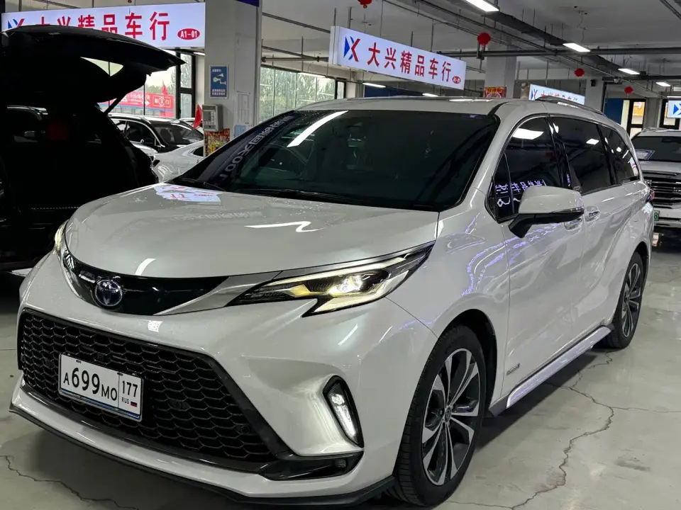 Toyota Granvia 2.5L Hybrid Premium PLUS 2024