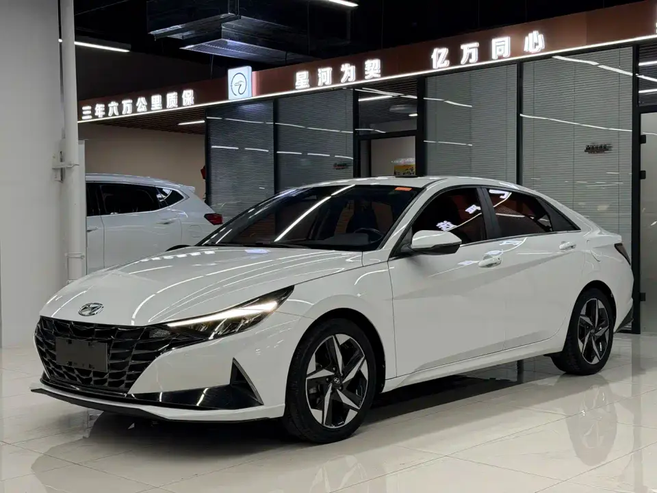 Hyundai Elantra 1.5L CVT LUX Premium Edition 2022