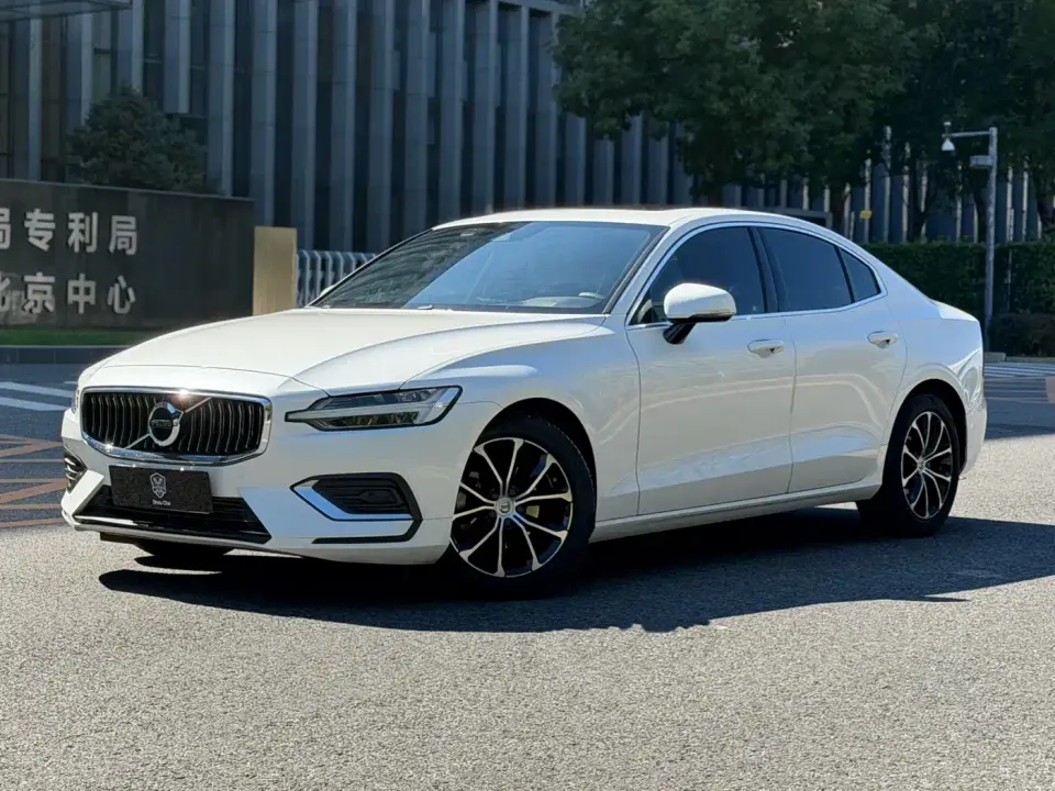 Volvo S60 T4 Momentum Luxury Edition 2021