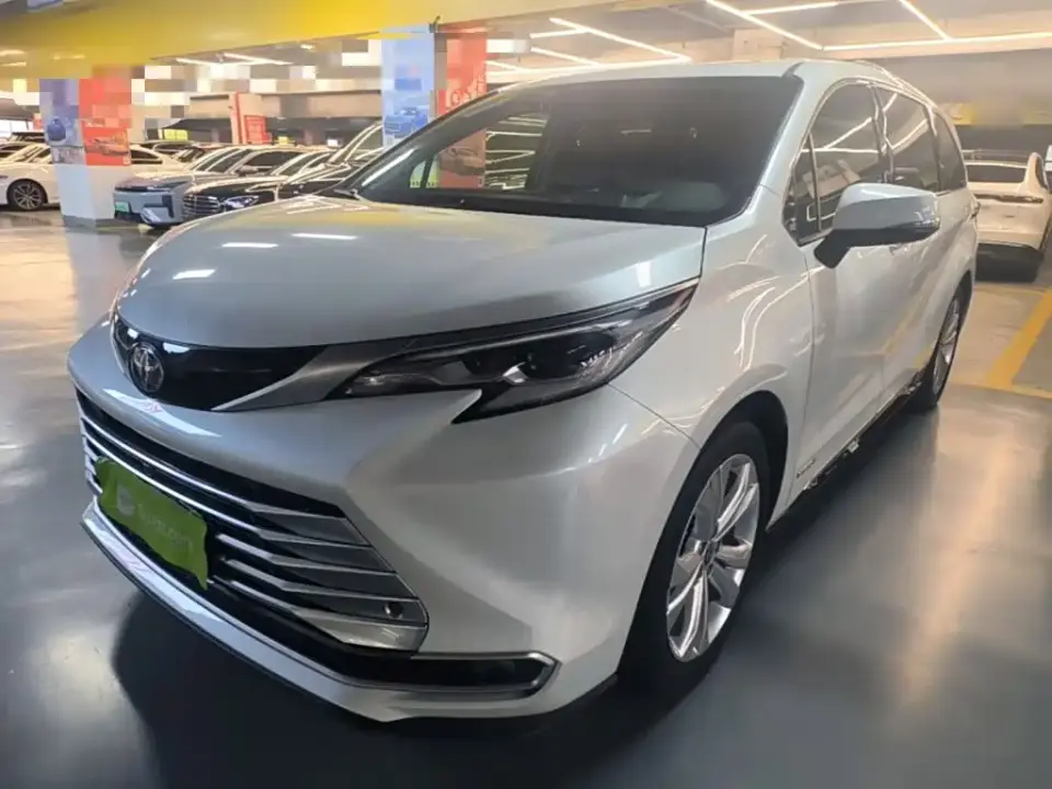 Toyota Sienna 2.5L Hybrid Platinum Edition 2024