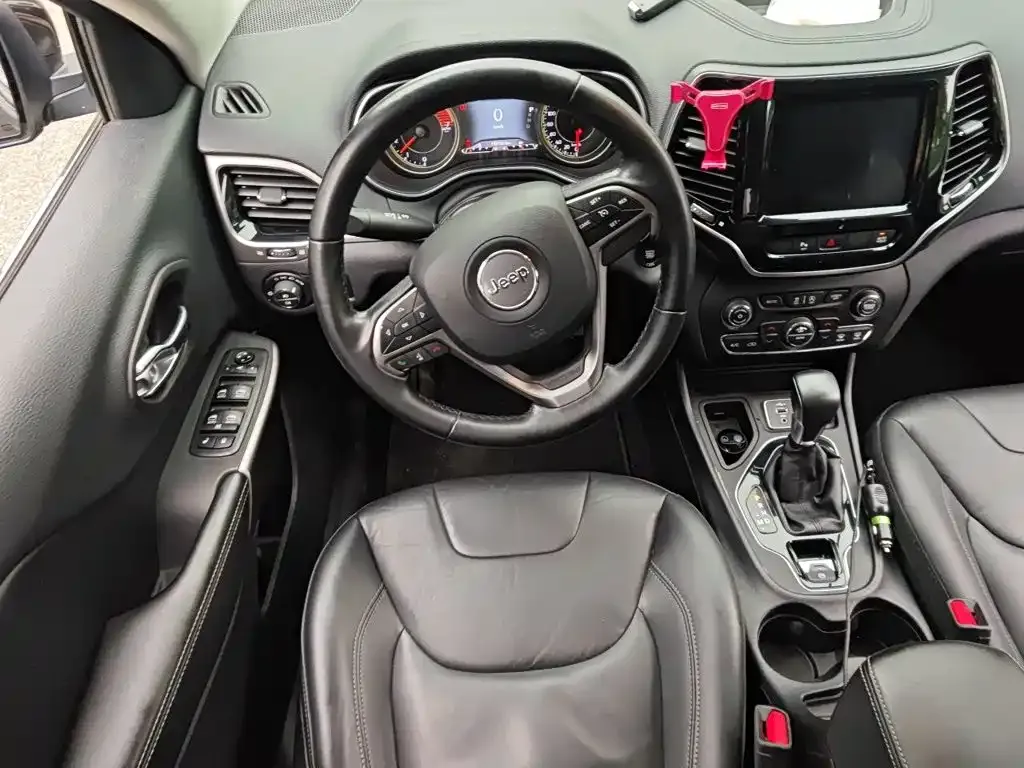 Jeep Cherokee 2.0T 2WD Smart Edition China V 2019 — фото 6